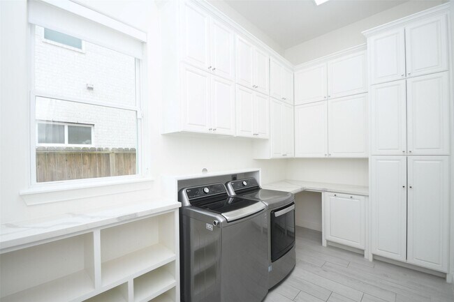 Building Photo - 422 Mignon Ln