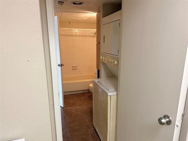 Building Photo - 10203 Forum Park Dr