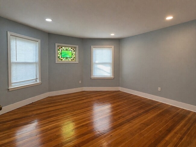 Building Photo - 9 Nightingale St