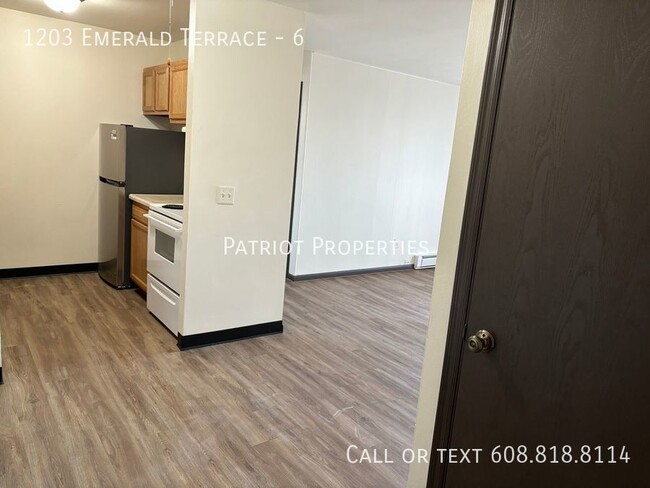 Building Photo - 1 bedroom/ 1 bath apartment in Sun Prairie...