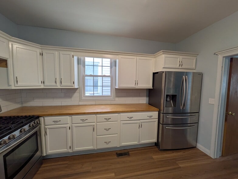 Building Photo - 1934 W 21st Pl