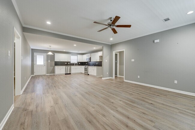 Building Photo - 2120 Shadow Falls Dr