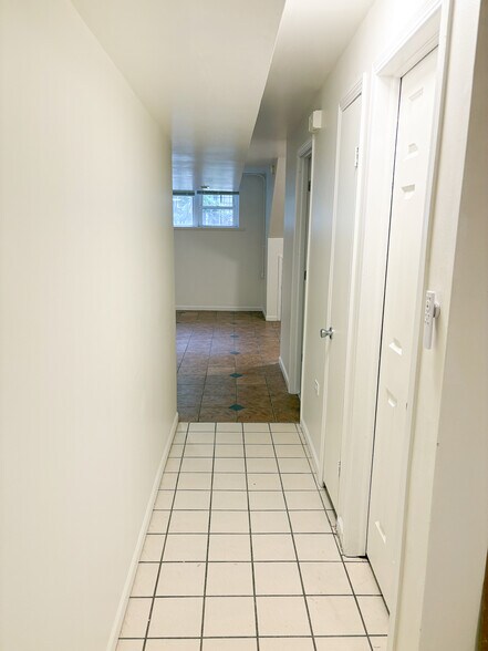 Building Photo - 2820 N Hamlin Ave