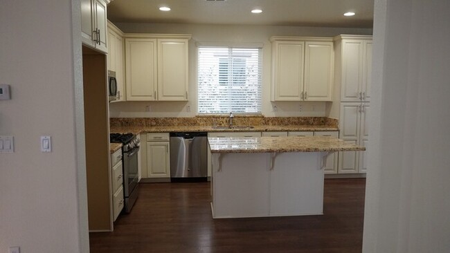 Building Photo - Beautiful 3 Bed, 2.5 Bath in Desirable Dia...