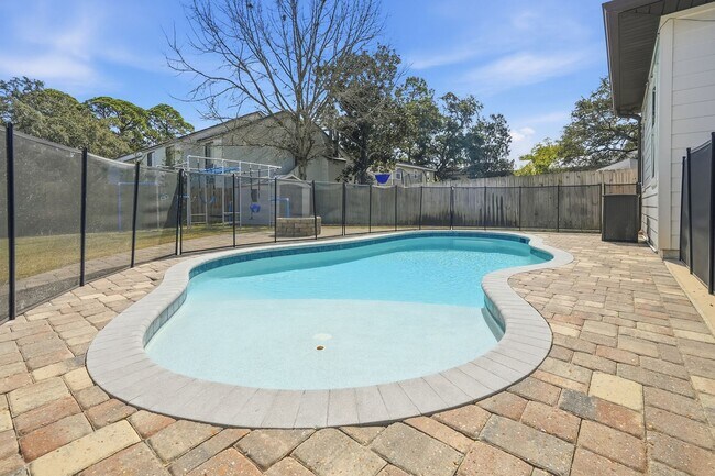 Building Photo - Stunning 4 Bedroom Home with Solar Energy & Private Pool!