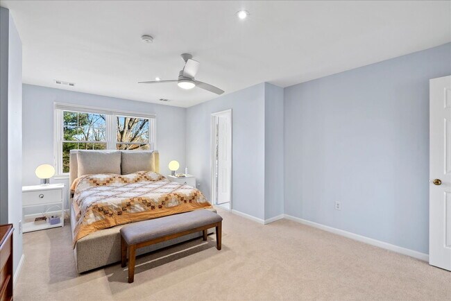 Building Photo - Beautiful End-Unit Townhome with Spacious Interior and Outdoor Living