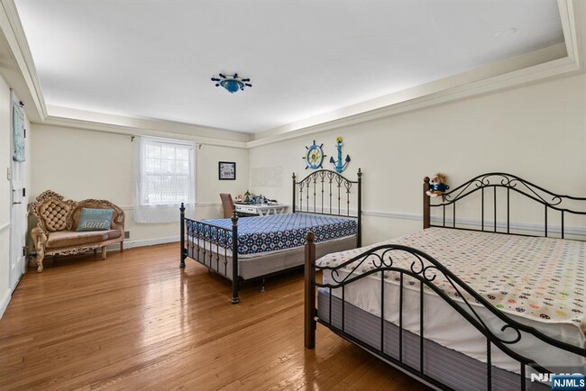 Building Photo - 328 W Ridgewood Ave