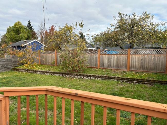 Building Photo - Fenced Backyard in our Charming 3+BR Corne...