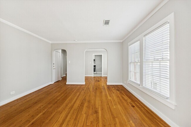 Building Photo - 1810/1812 W. Alabama St Apartments