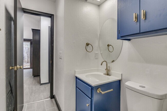 Building Photo - Light-Filled Mid-Century Vibes: 2BR/2BA w/...