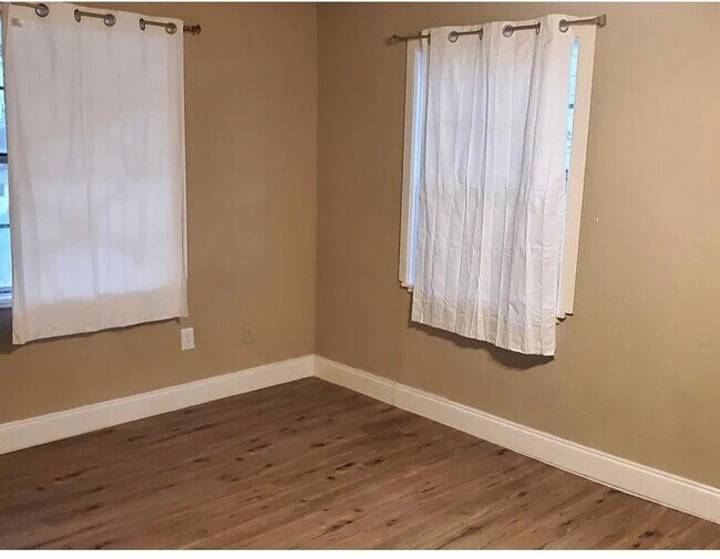 Building Photo - 5131 Lyndhurst Dr