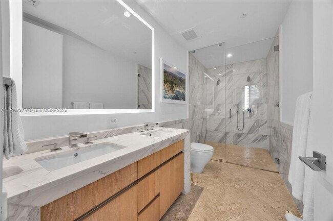 Building Photo - 2831 S Bayshore Dr