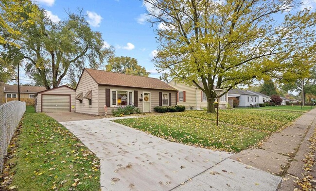 Building Photo - Adorable 2 bed 1 bath in Rock Island!