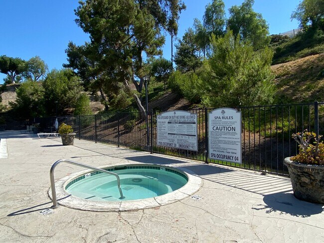 Building Photo - 2 Bedroom, 2 Bath, Downstairs Condo!