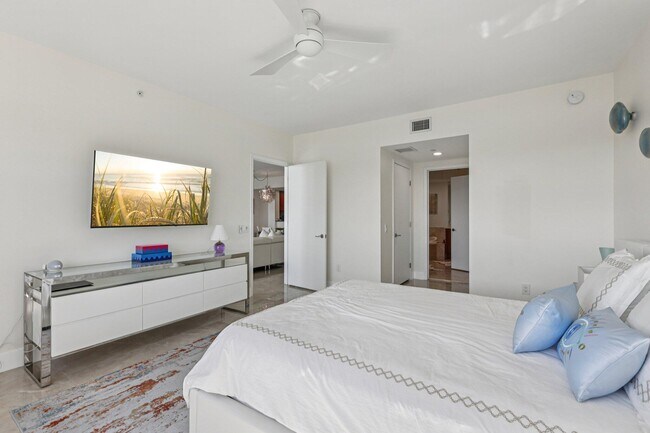 Building Photo - 2640 Lake Shore Dr