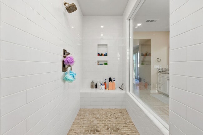 Building Photo - Beautiful 5 bedroom home in Heart of Carme...