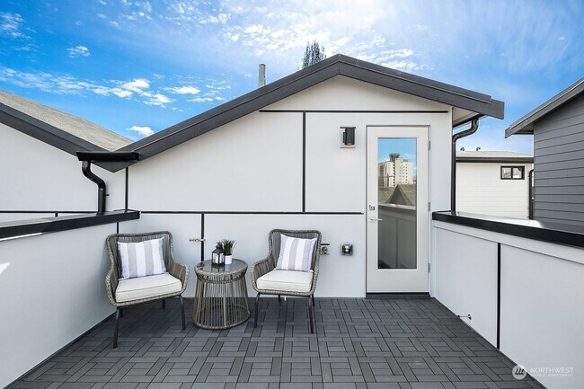 Building Photo - Modern 2 bed 2 bath town house available for move NOW