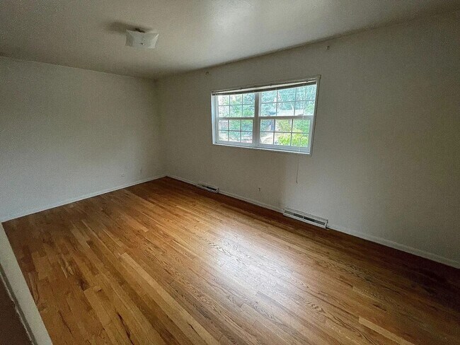 Building Photo - Charming 4-Bed 2 Bath Bi Level Home in Martin Acres