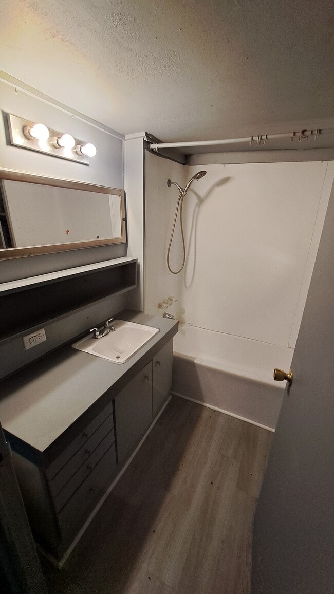 Building Photo - 613 4th St