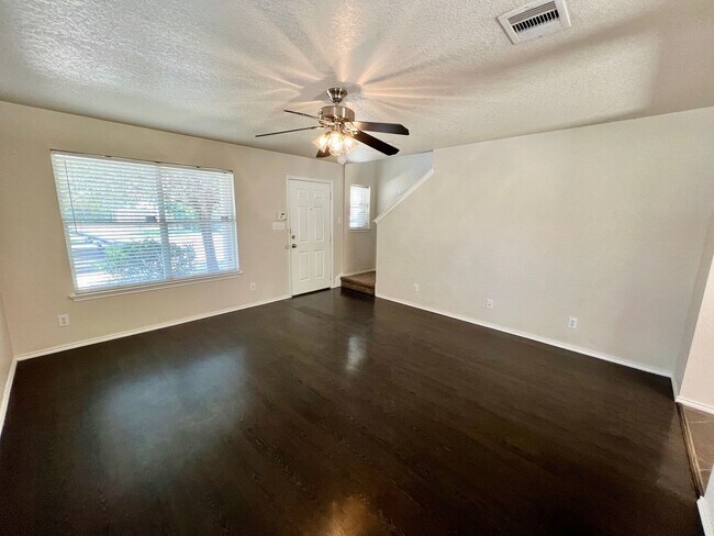 Building Photo - *MOVE IN SPECIAL* Move-In Ready | Washer & Dryer Included + Google Fiber Located Near UTSA!