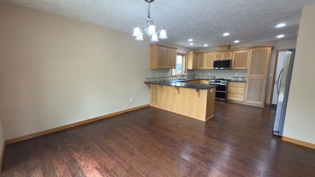 Building Photo - 355 SW Kalmia Ave