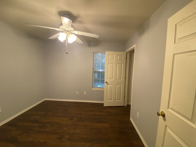Building Photo - "Cozy 3-Bed Oasis with 2 Baths in Vibrant ...