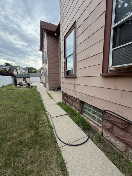 Building Photo - 2647 S 28th St