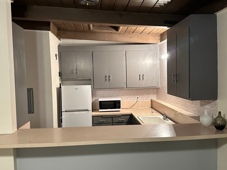 Full kitchen - 1011 2nd St