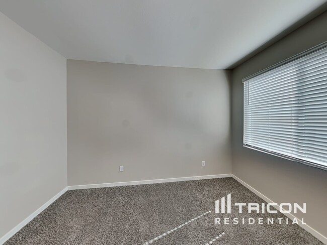 Building Photo - 4535 E Grandview St