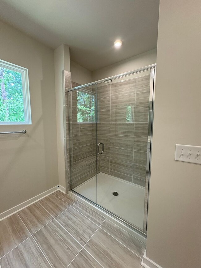 Building Photo - Beautiful End Unit Townhome in Griffith Lakes