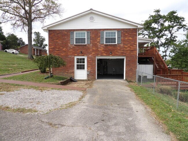 Building Photo - 102 Cedar Dr