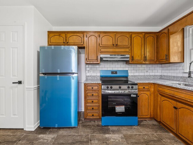 Building Photo - Renovated 2 bed 2 bath- $500 OFF first month rent!!!