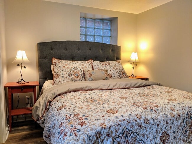 Building Photo - Crescent Hill  Charming Three Bedroom Bung...