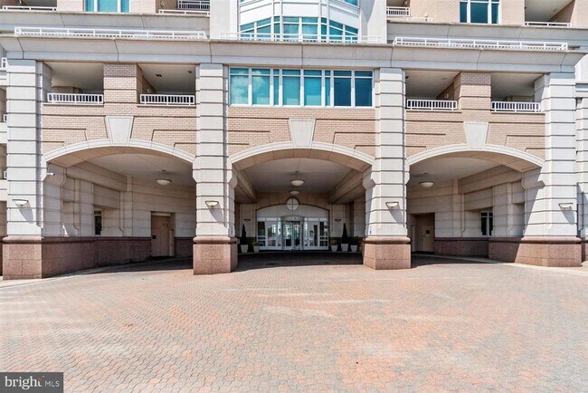 Building Photo - 100 Harborview Dr