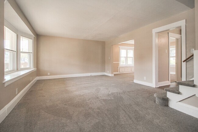 Building Photo - Must See!! Renovated Spacious Single Family House!