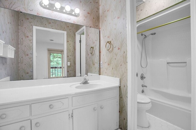 Building Photo - 2 Bed, 2.5 Bath Townhome Available in Simp...