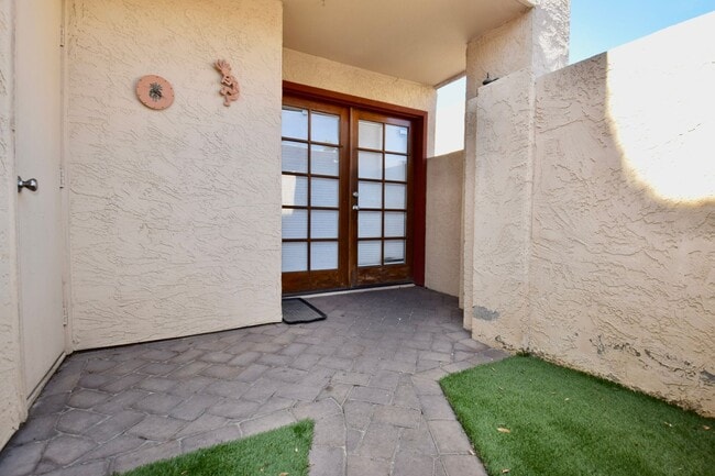 Building Photo - Beautiful modern 1 bed 2 bath corner unit in the Highlands Condominium community.