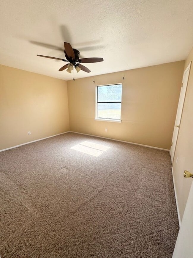 Building Photo - Country Living! 4 Bed 2 Bath Ready to Rent...