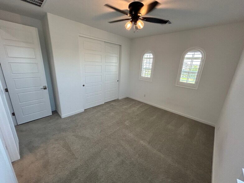Building Photo - 4146 S Columbus Dr