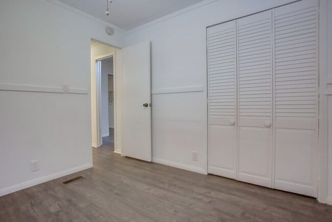 Building Photo - 55+ Mobile Home Community, 2 Bedroom + Sun...