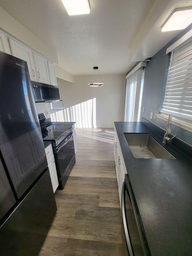 Building Photo - 3324 Woodside Dr