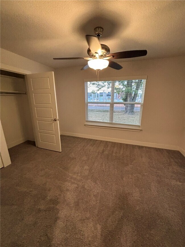 Building Photo - 1006 SE 4th St