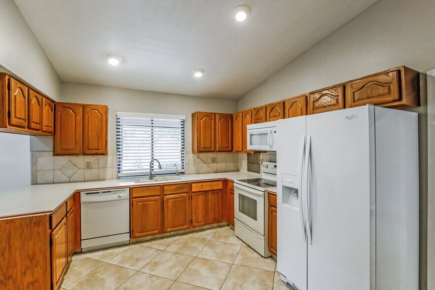 Building Photo - 518 Azure Ave