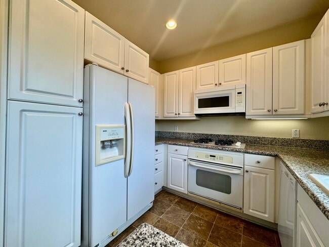 Building Photo - Amazing 2B/2BA w/ Attached 2 Car Garage, W...