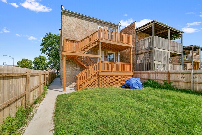 Building Photo - 4751 W Monroe St