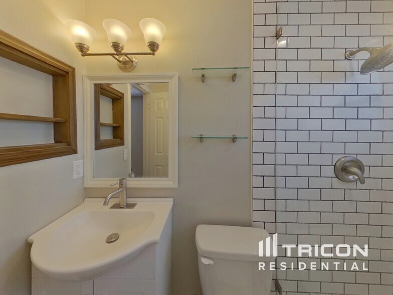 Building Photo - 1906 Radcliffe Dr N