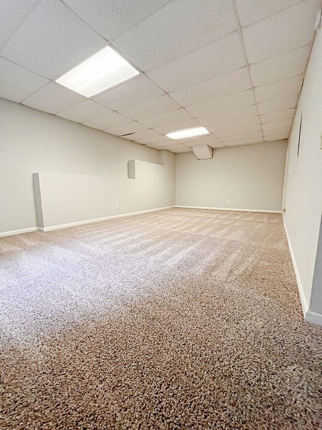 Building Photo - Charming 3 Bedroom Home
