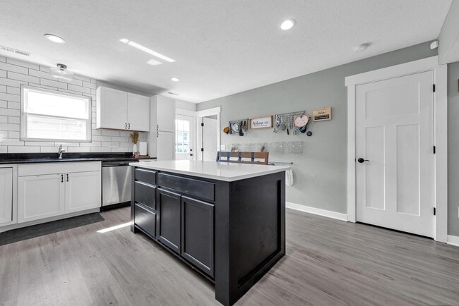 Building Photo - 1945 Woodcrest Rd