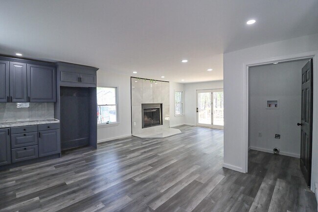 Building Photo - 1080 West Side Dr