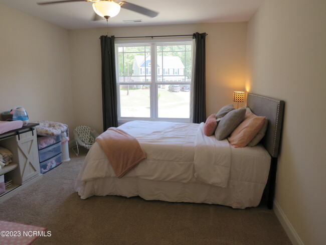 Building Photo - 425 Palisades Dr